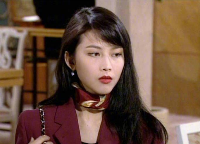 原创蔡少芬年轻时有多时髦30年前的职场穿搭堪称行走的时尚教科书