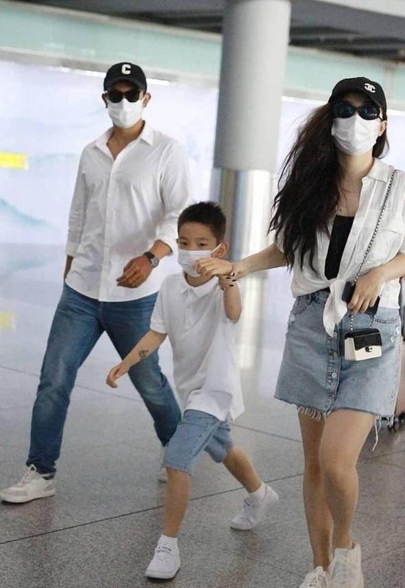 原创杜江一家走机场霍思燕减龄穿搭像是嗯哼他姐紧牵儿子不顾老公