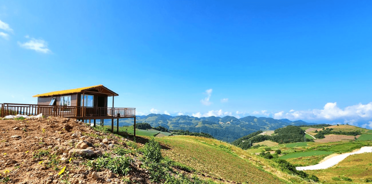 王作栋访长阳火烧坪振兴旗一杆福祉润万民