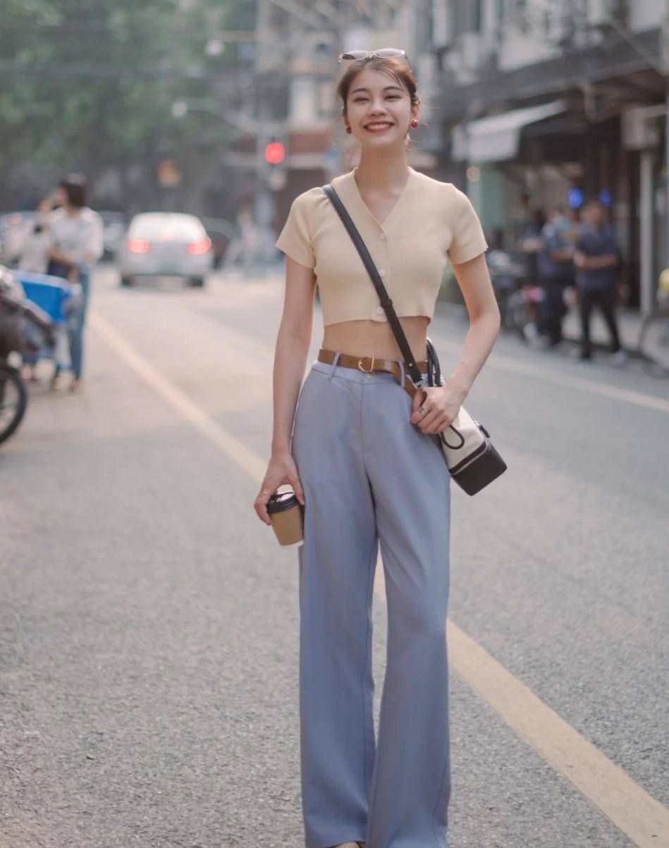 简单的乳黄色短款上衣搭配低腰牛仔长裤,无论是风格还是色彩上都十分