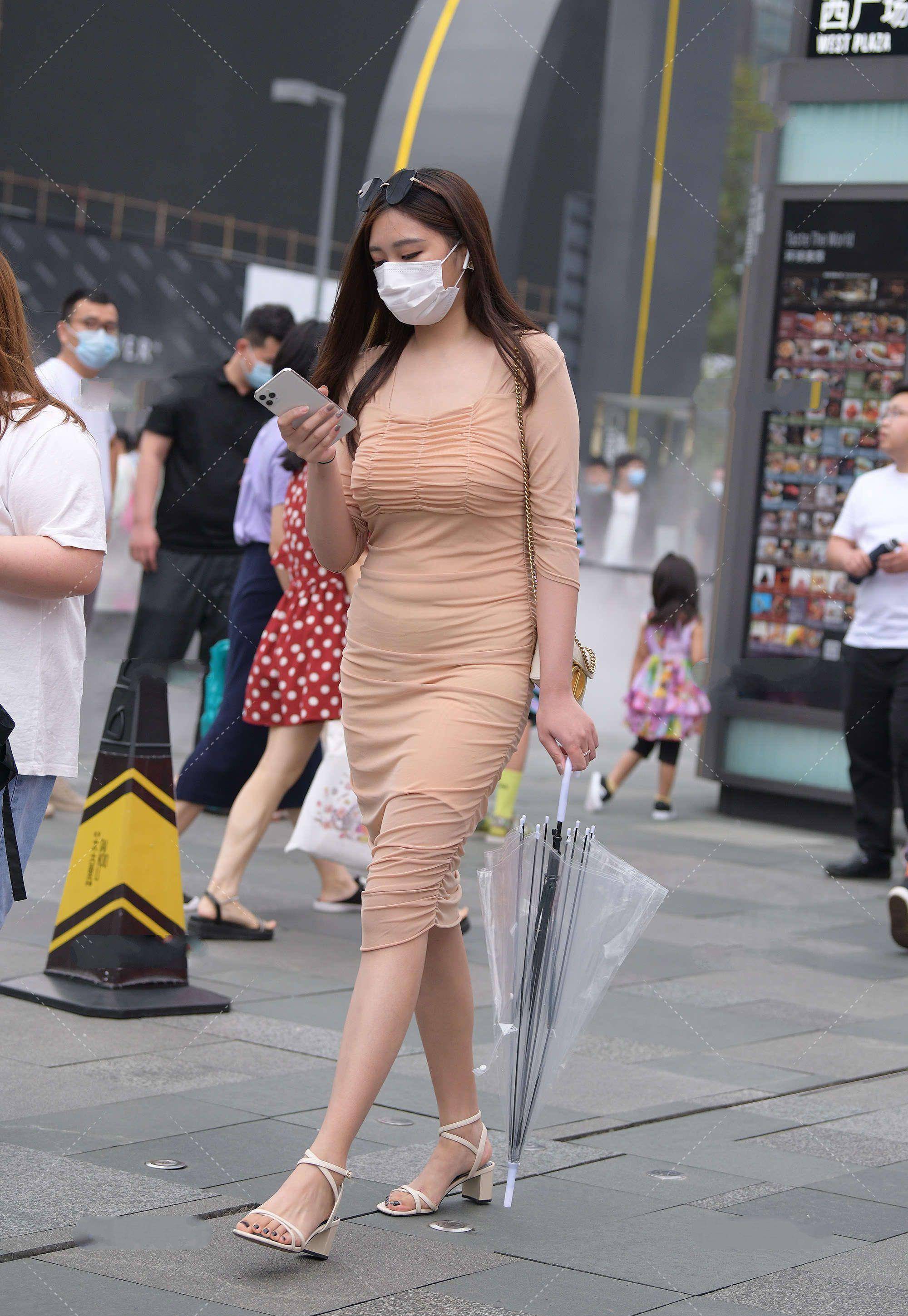 浅卡其色连衣裙本就温婉大方,加上褶皱元素,穿搭更添时尚感_气质_衣服