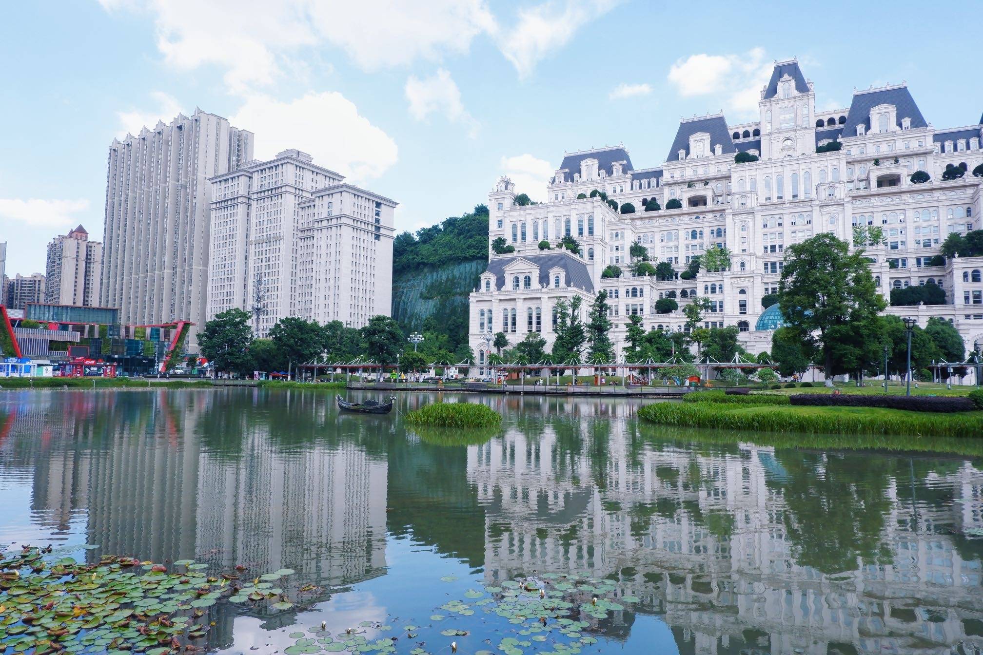 花果園藝術中心依山而建,坐落於花果園溼地公園,正面花果園購物中心