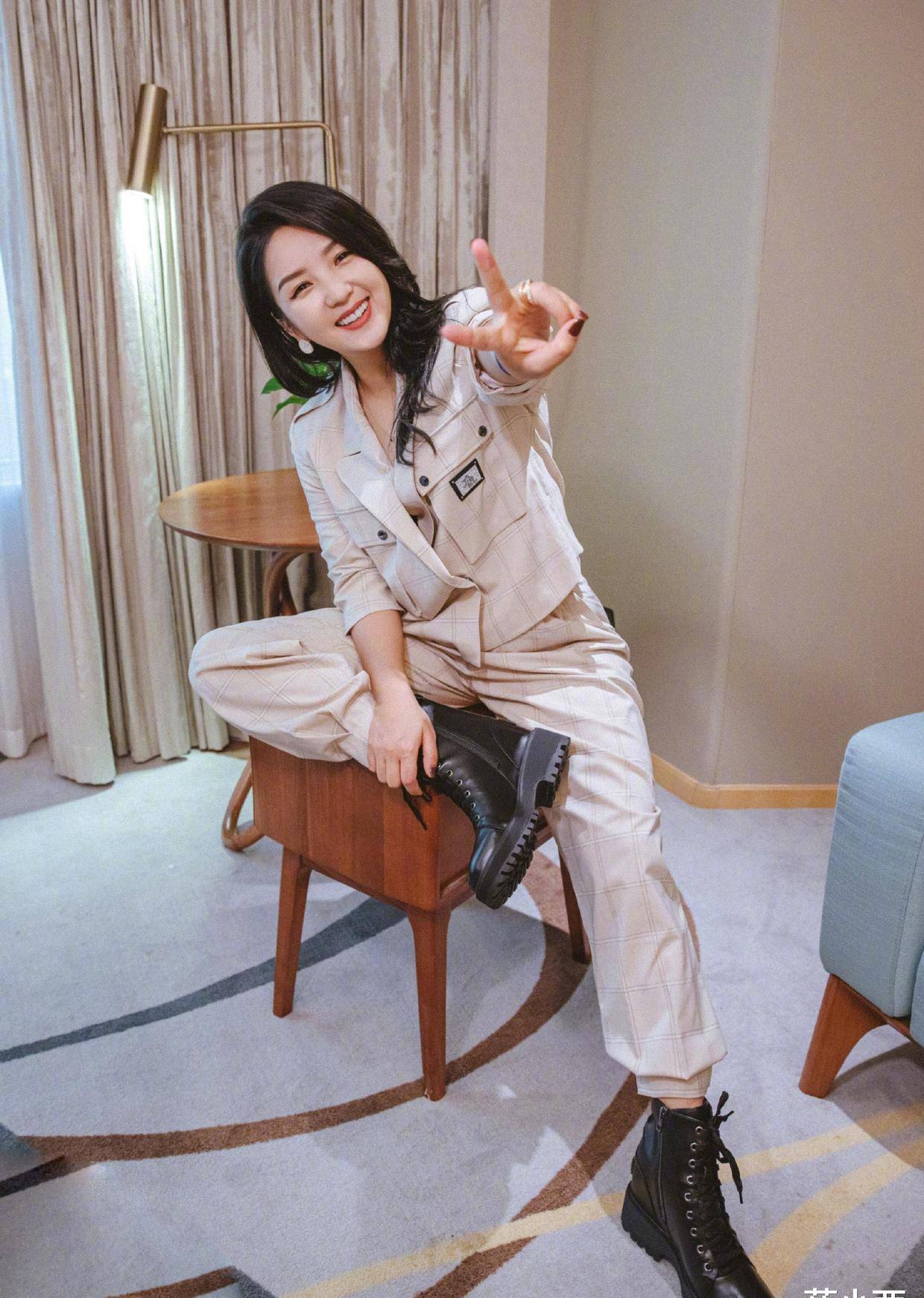 原创何洁最爱上长下短穿搭宽松衬衫配牛仔短裤一点儿不输00后