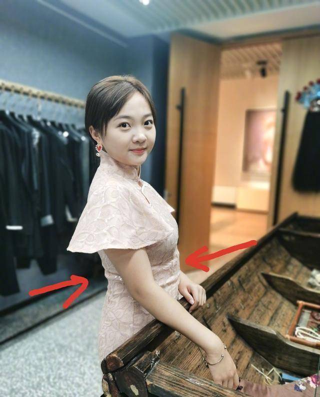 林妙可腰也太圆润了,罕穿旗袍没曲线,后腰游泳圈比肚子赘肉抢镜_造型