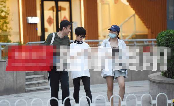 在谢楠怀孕八月时,晒出的照片中孕肚也不是很明显,但在近日媒体拍摄到