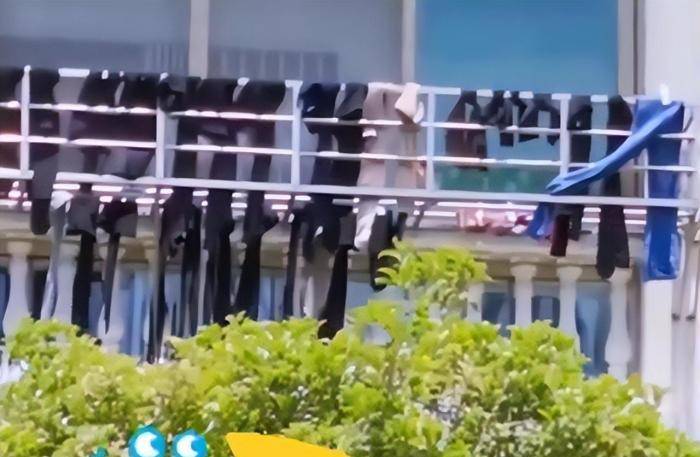 上海一户主豪横迎解封,洗晒几十双黑色丝袜挂满阳台:靓丽风景线_事件