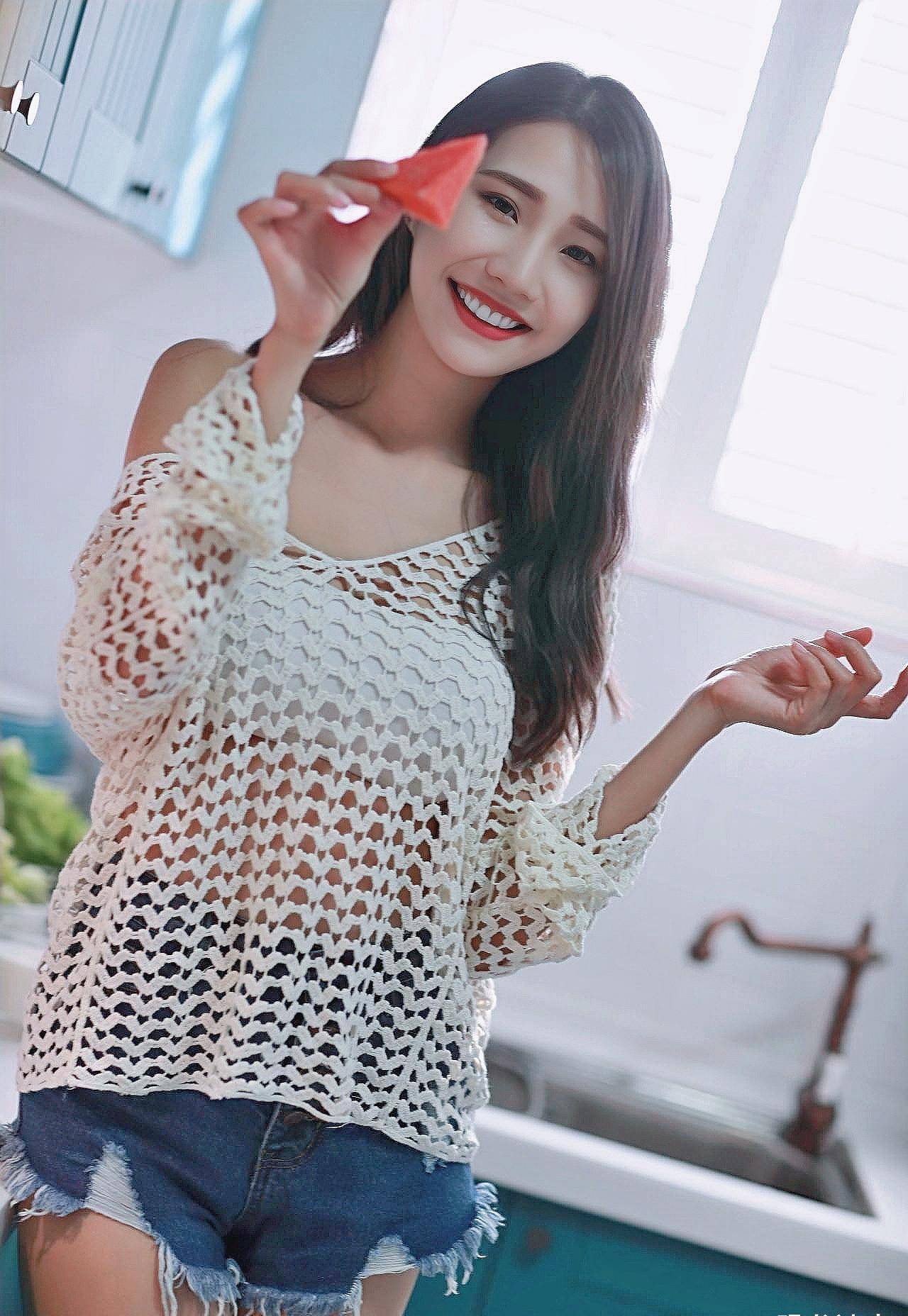 厨房做水果沙拉的热裤美女,穿搭清凉,笑容甜美,看起来格外养眼_美得_