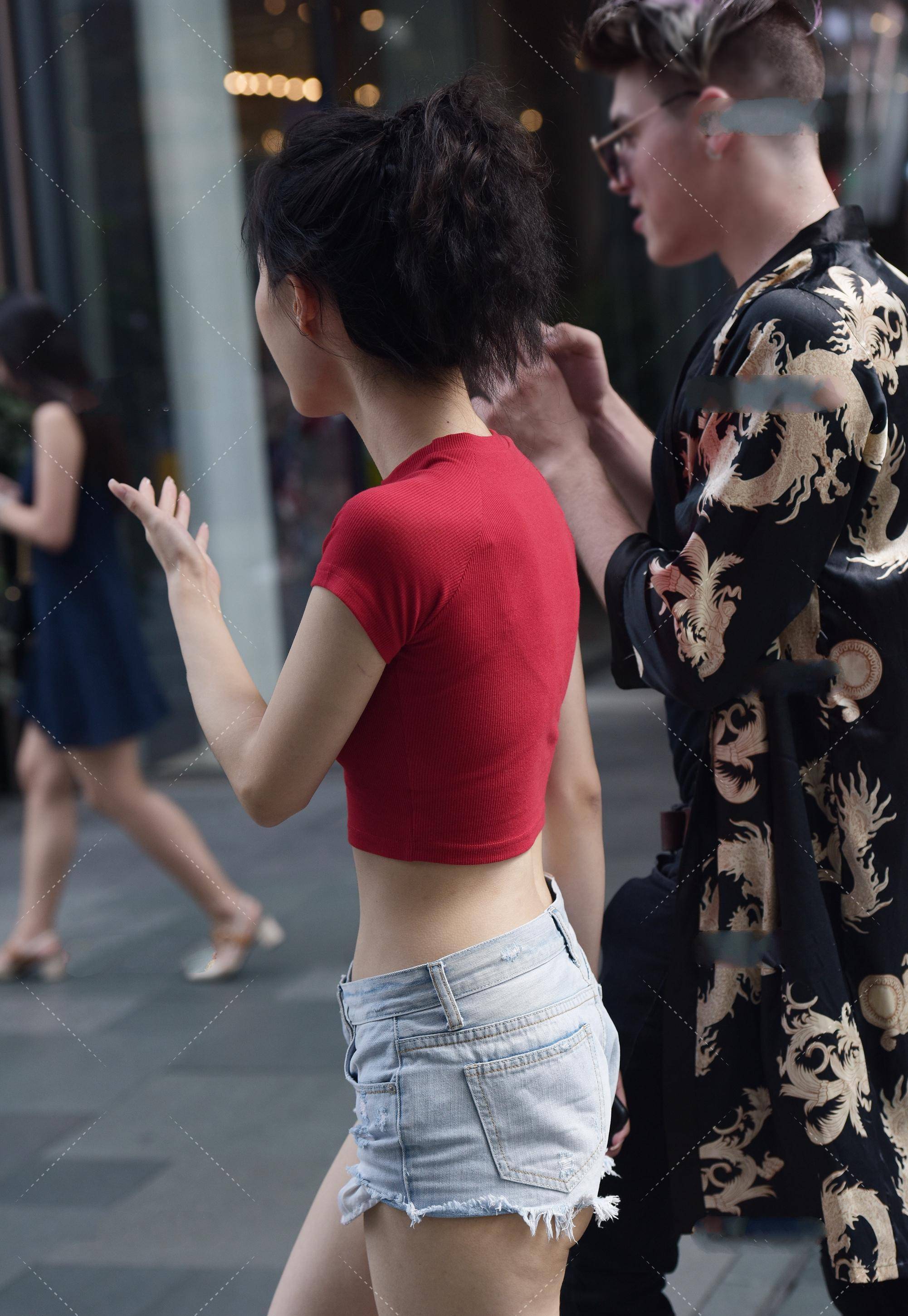 原创大红色牛油果露腰装搭配超短热裤性感时髦的辣妹风穿搭