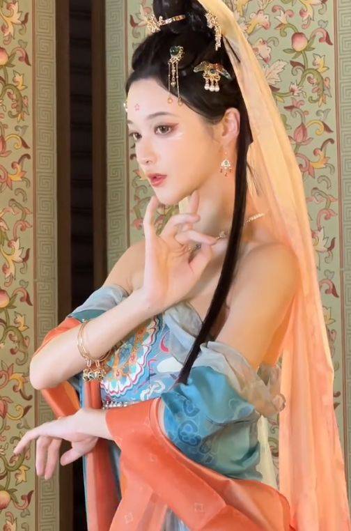 那么,你觉得小姐姐穿汉服露出肩膀,算搞擦边吗?