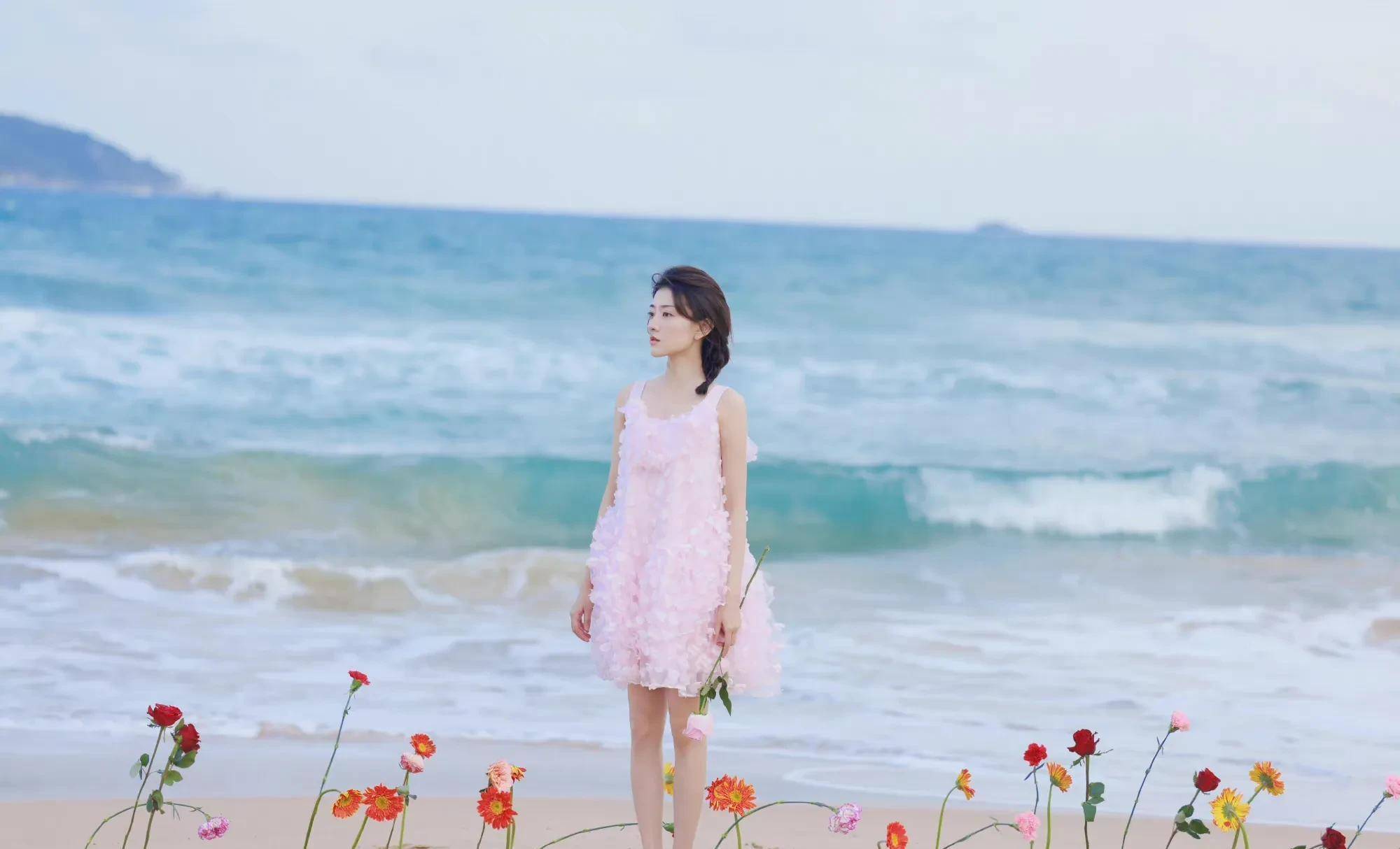 梁洁海边唯美风大片,一身粉裙也太温柔,甜美梦幻了吧_裙子_曲小檀_双