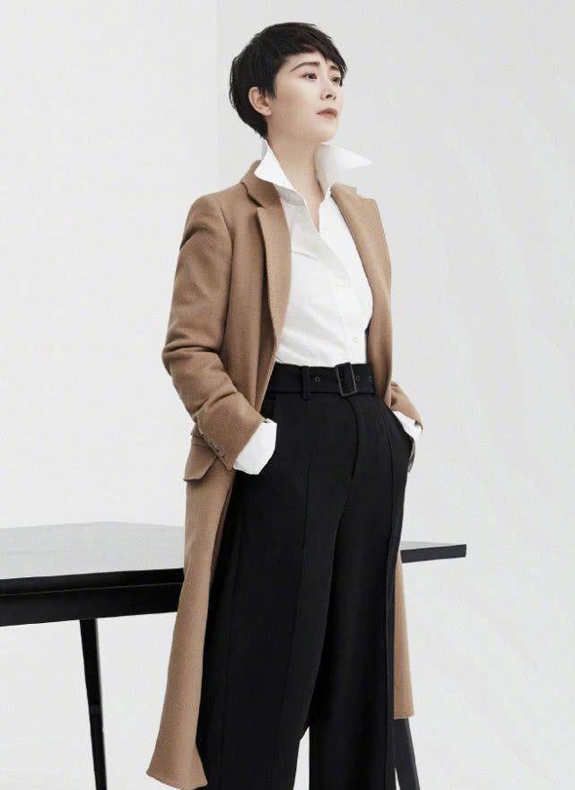 41岁的海清还这么赶时髦,把"耳机"当成装饰品,是果迷吧_衣服_西装