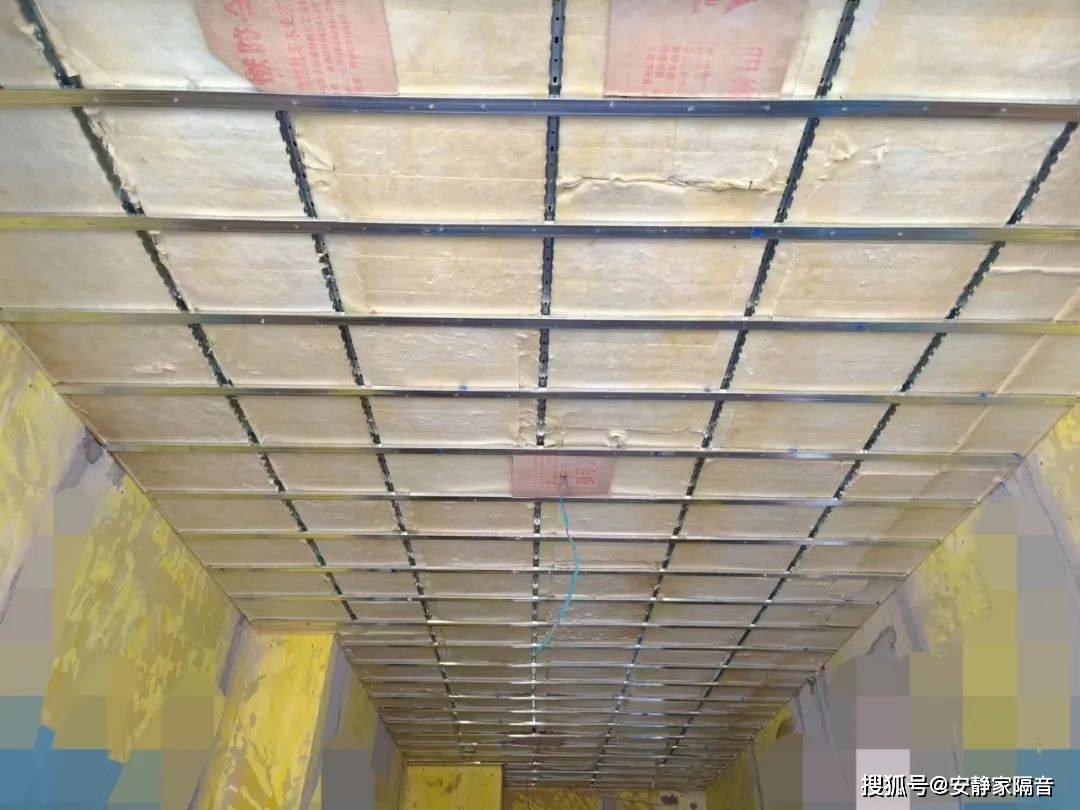 空腔层也有其作用,不建议内藏管线或者开槽开孔;装饰性的卡式龙骨吊顶