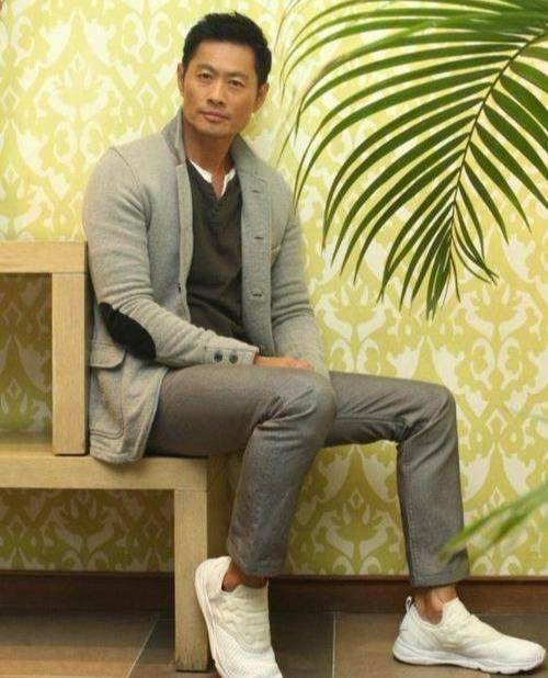 昔日tvb硬汉黄德斌塑造形象惊人,气场更是一点都不输大牌明星_生涯