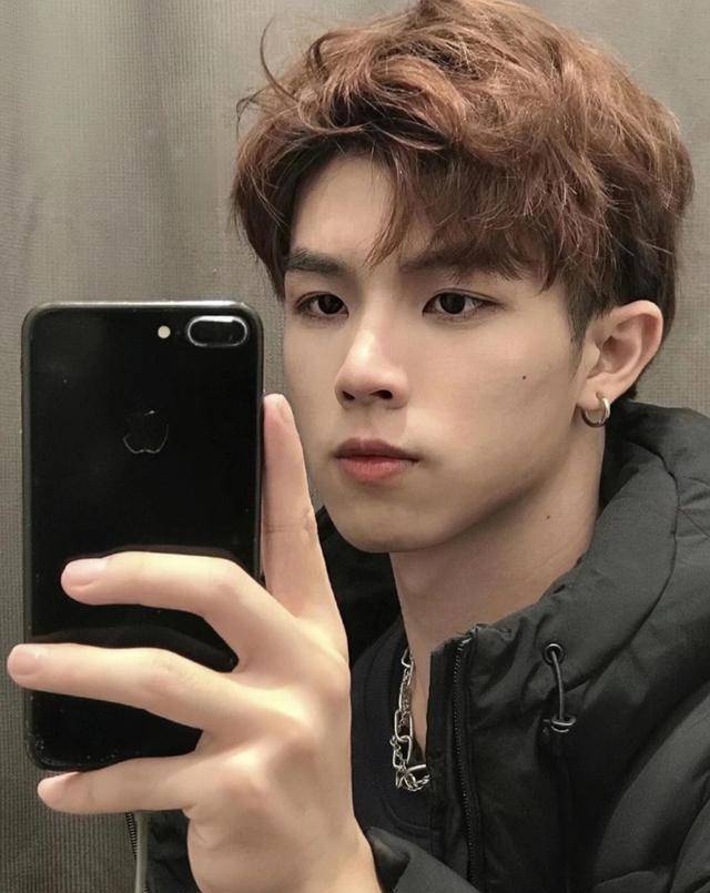 巧克力棕色,低调显白不张扬,很有质感的生活微潮色_万人宠_头发_山河