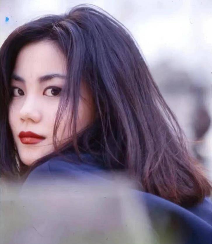 53岁王菲近照曝光,她穿着抹胸裙来展现她的少女身材,18年第一次和