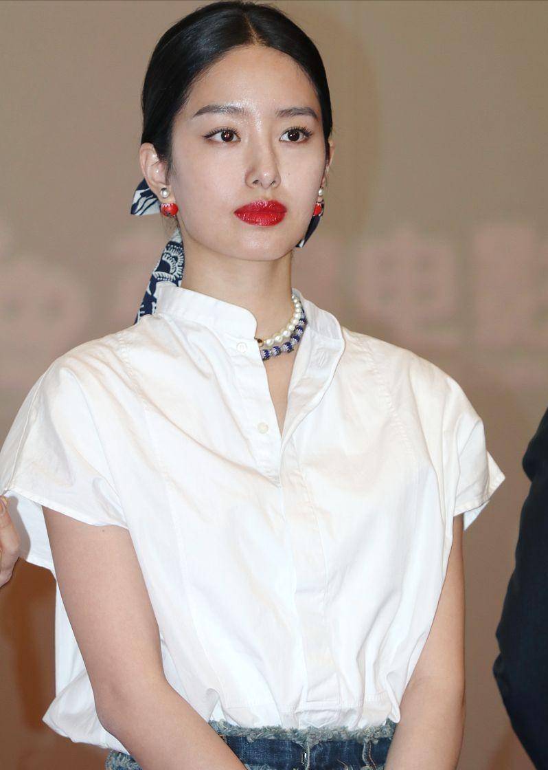 27岁阔太章泽天,28岁阔太杨采钰,同嫁豪门穿搭打扮却有不同魅力_女性