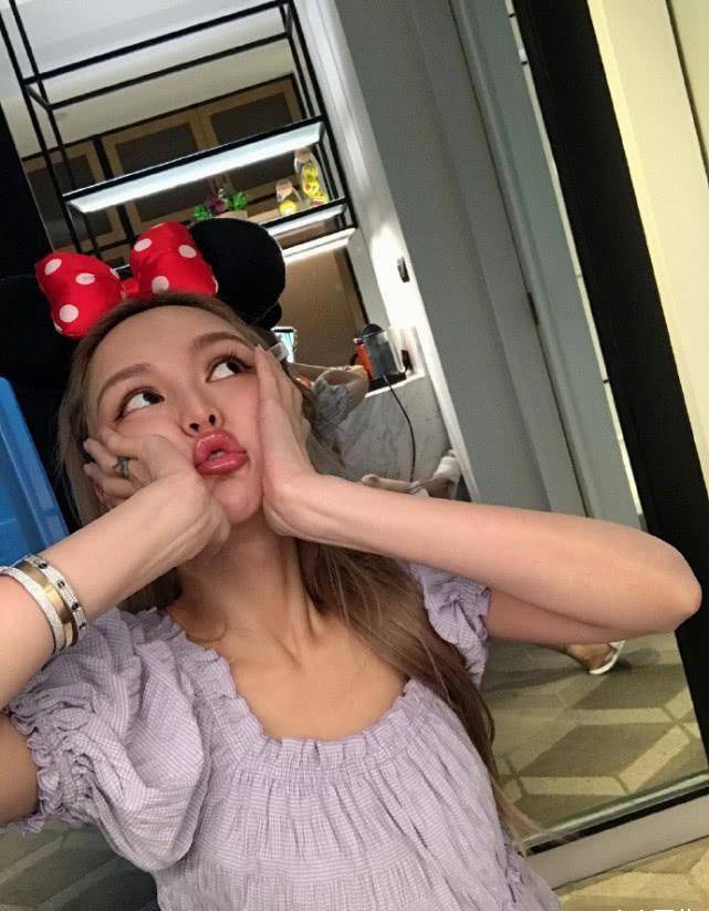 周扬青儿童节摆拍 噘嘴卖萌超可爱 全身镜曝光她真实的美腿_罗志祥