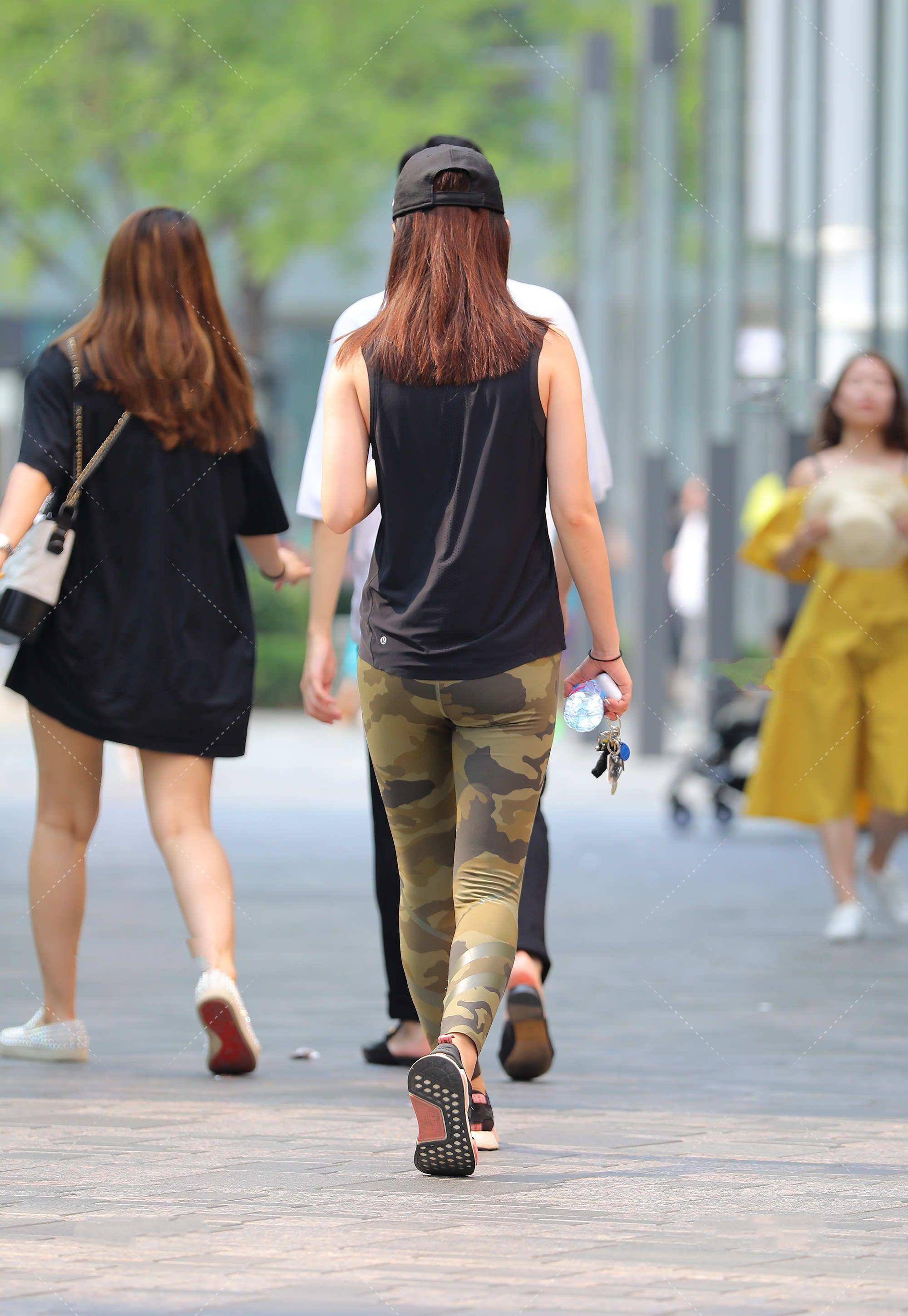 迷彩九分裤,搭配背心上衣,这样的运动穿搭潮流又高级_瑜伽_显得_时尚