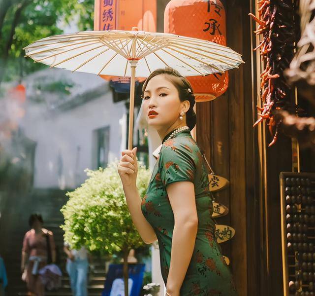 晋松小10岁妻子晒旗袍美照,身材凹凸有致有韵味,美貌不输明星_李汶桐