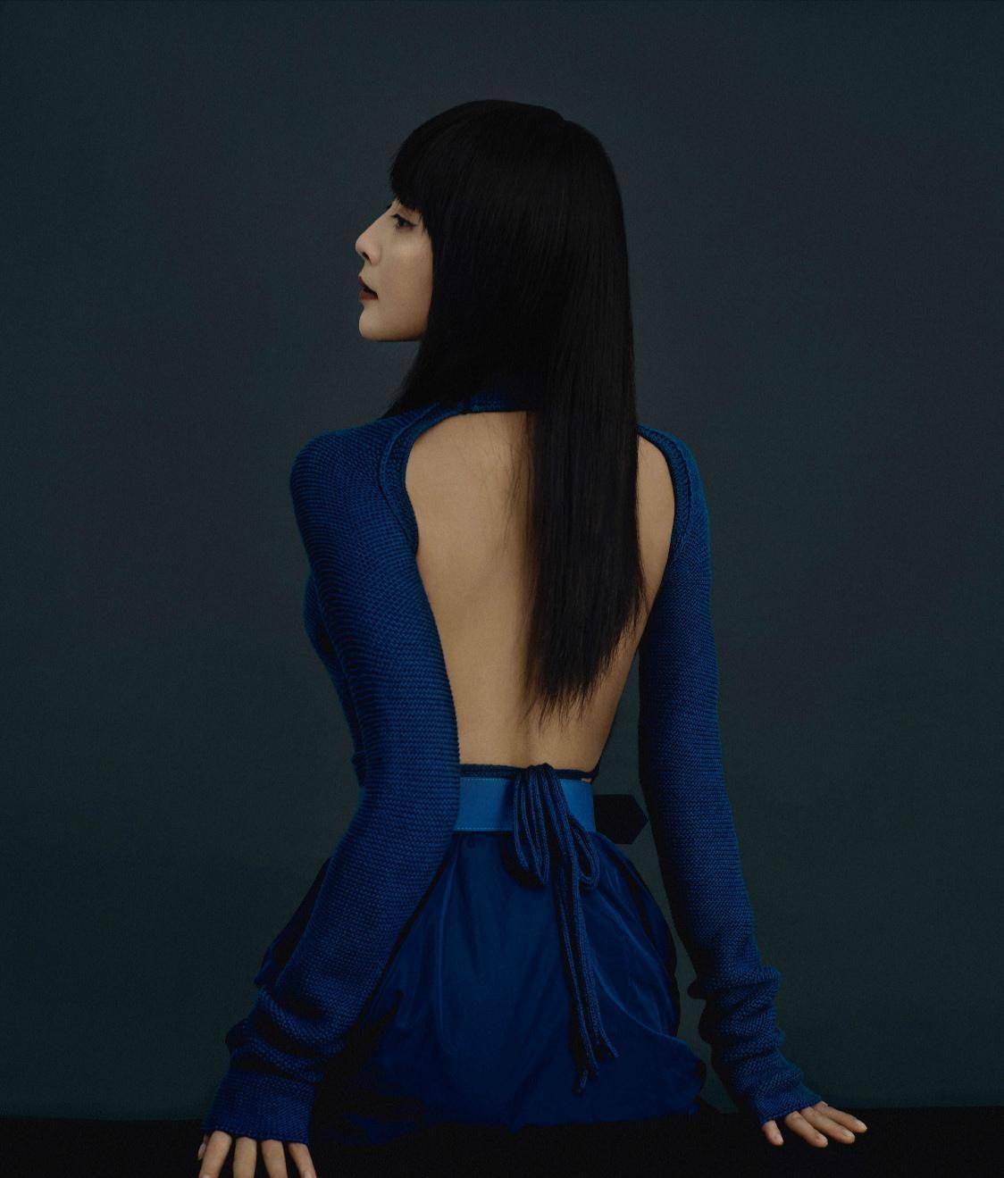 原创殷桃杂志大片超养眼黑长发配宝蓝长裙秀出美背佳人时尚美如画