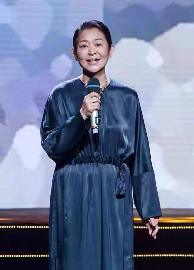 原创倪萍终于瘦下来穿深蓝色时尚裙还溜肩脸上皱纹都撑不开