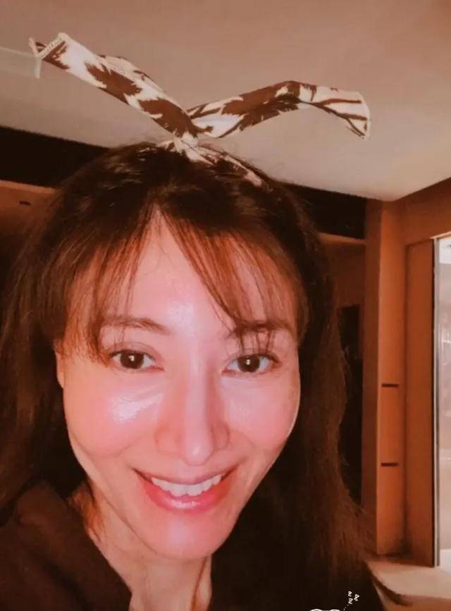 50岁李嘉欣无惧皱纹晒素颜自拍,换空气刘海发型显疲惫憔悴_状态