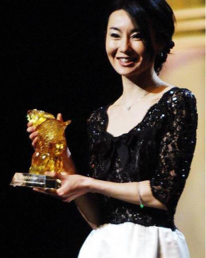 上首位戛纳柏林影后,穿背心走红毯,今56岁仍单身_张曼玉_成龙_阮玲玉