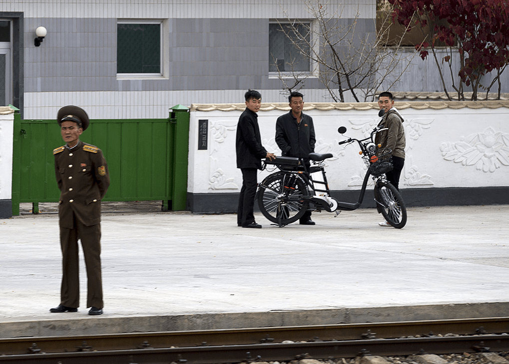 朝鲜农村富人的生活，出门骑摩托车，家里有沙发和电视