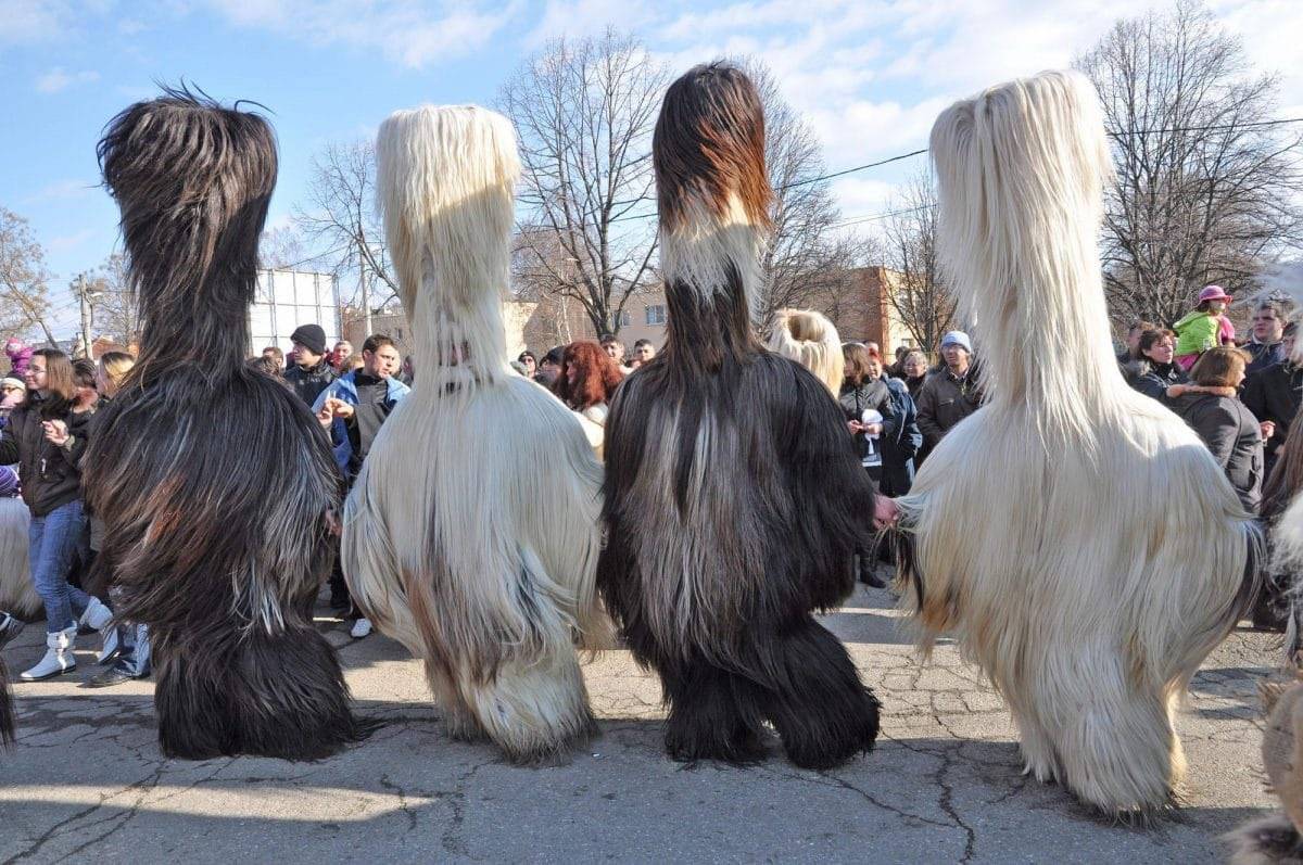 保加利亚神秘的风俗仪式：男人穿着奇异的服装道具，沿街跳舞驱邪