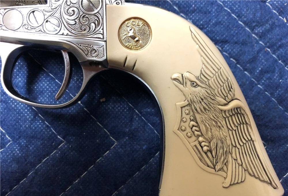 巴顿定制柯尔特m1873型单动转轮的复制品同样复刻了枪柄上的两道刻痕