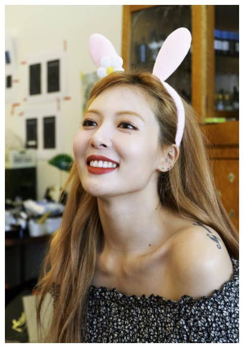 金泫雅丰唇嘴唇太厚笑起来表情狰狞越发显老无美感