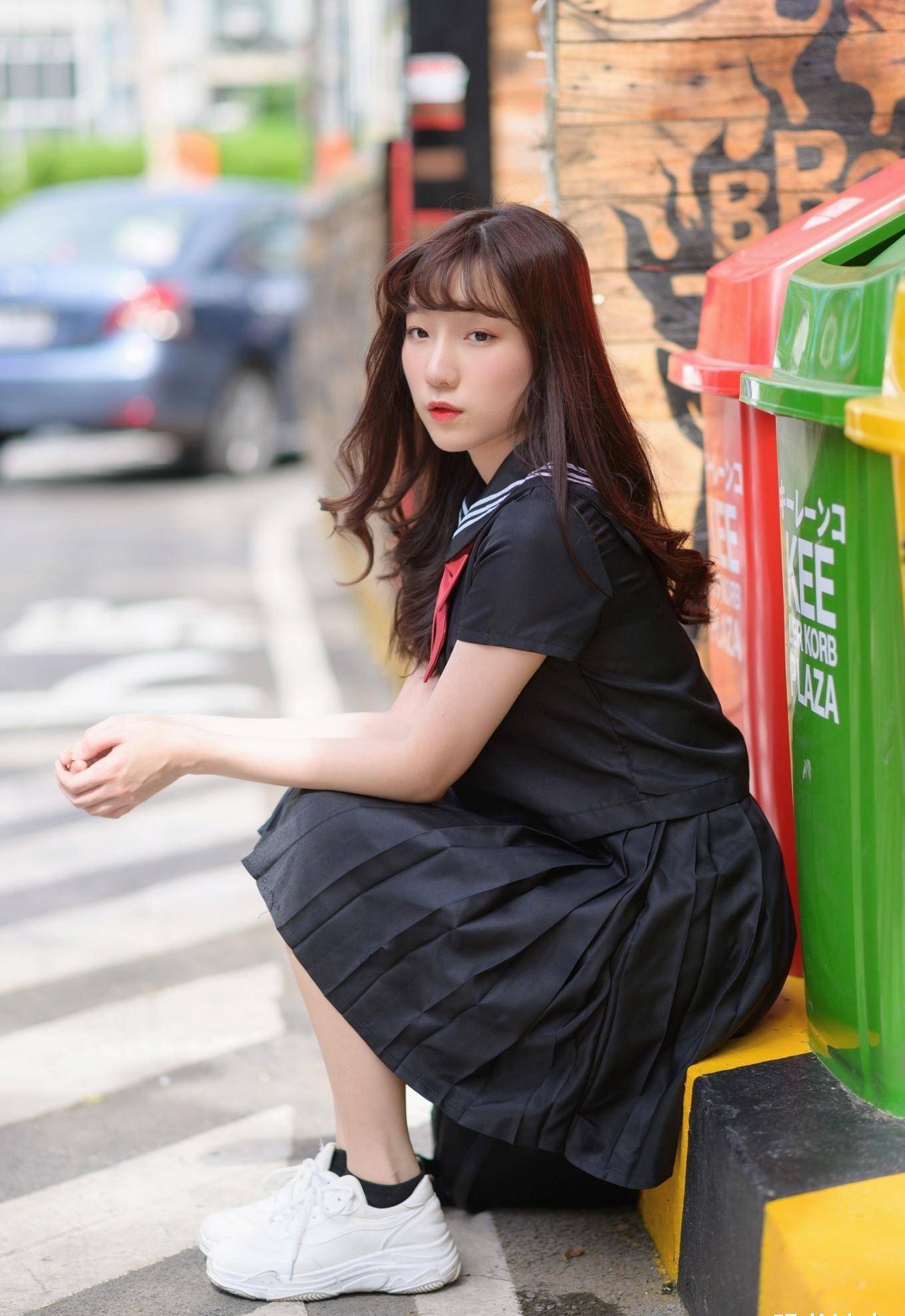 穿黑色水手服的美少女模样清纯可人表情俏皮可爱