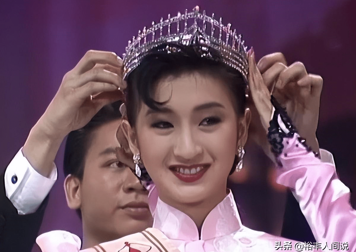 据了解,梁佩珊瑚不仅是艺人,也是港内非常有名的作家,从2000年开始