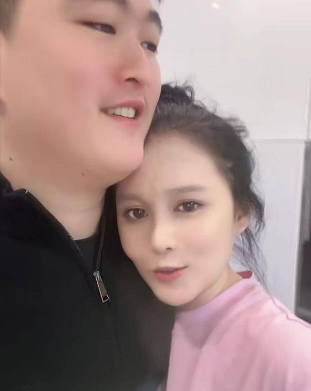 赵本山54岁妻子近照罕曝光,知性优雅有气质,与女儿同框状态不输