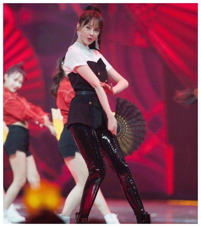 沈梦辰早该尝试皮裤的,穿出了"闪电腿",让人忍不住多看几眼