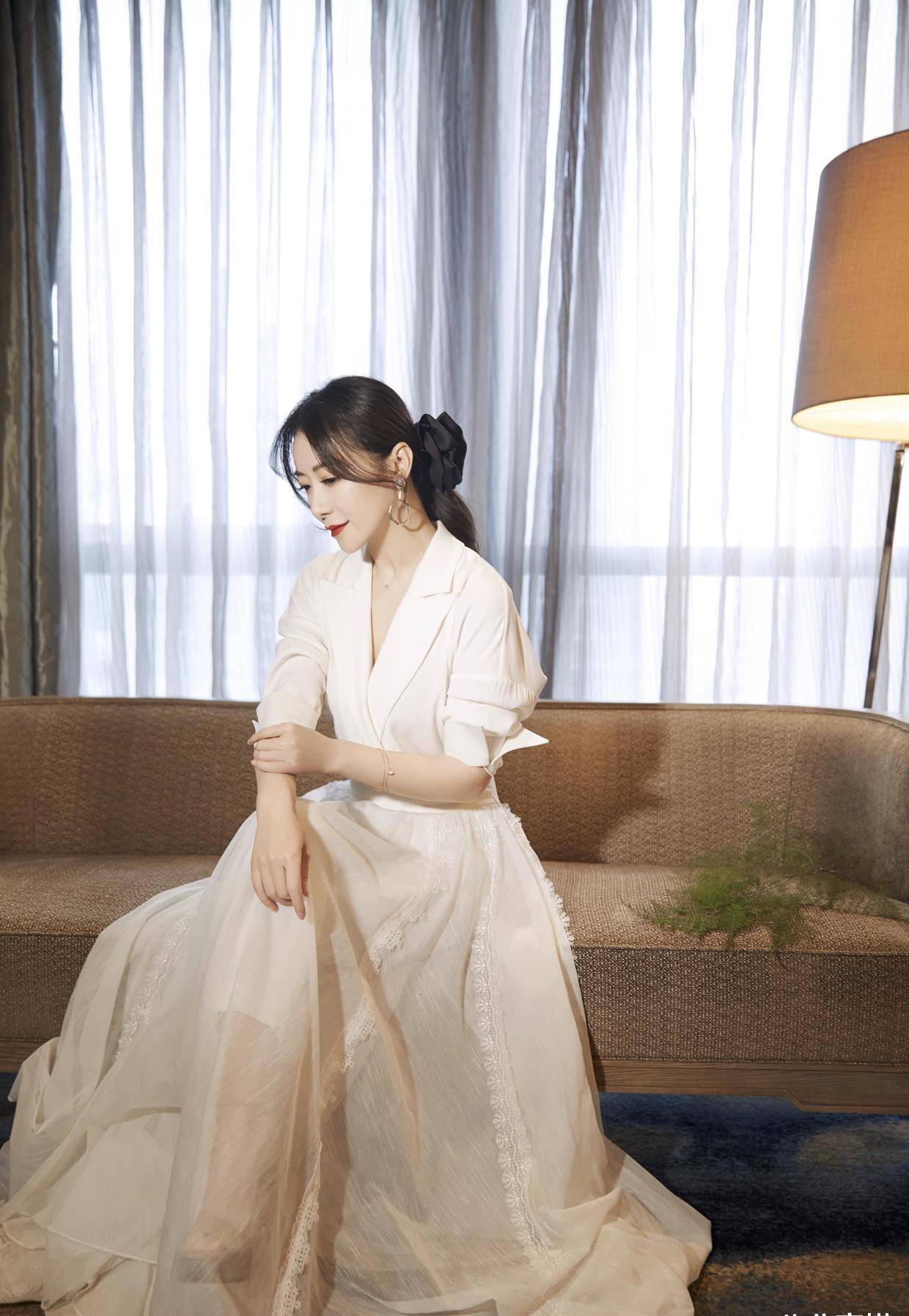 陈紫函逃过中年发福,穿绿色亮片旗袍时尚时髦,身段婀娜不输少女_身材