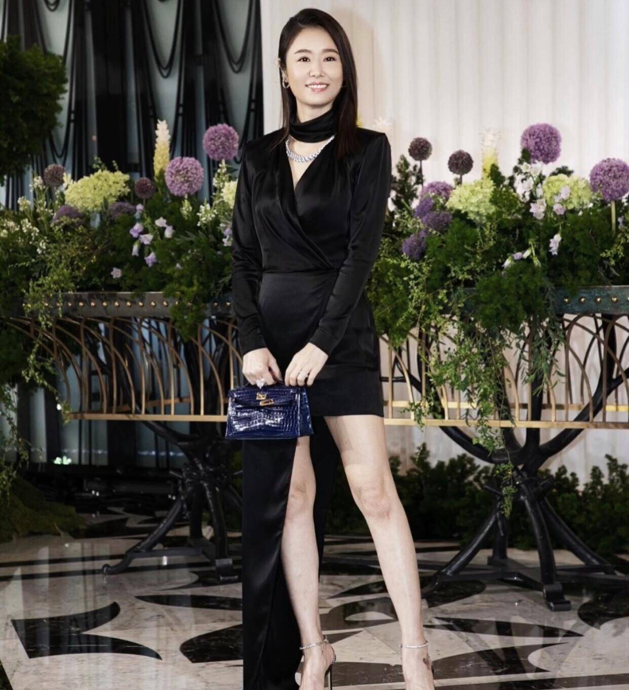 毕竟是搭配长裙,所以尽管是身材高挑的林心如也一样搭配了一双高跟鞋.