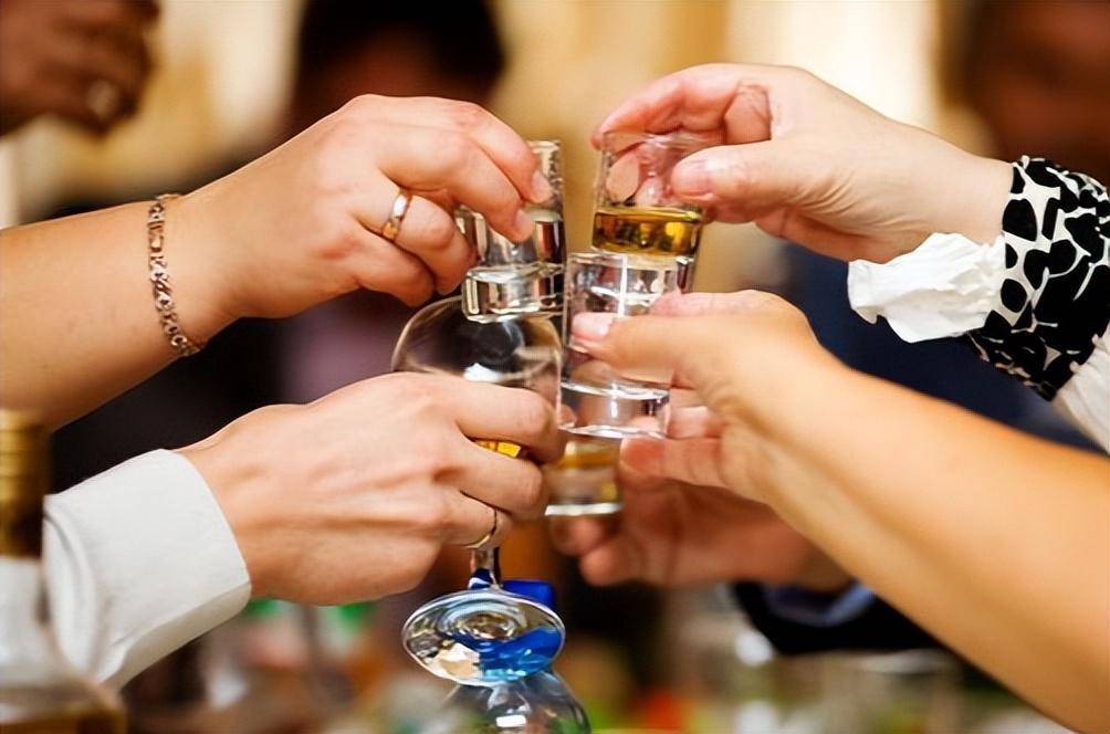 和同事一起吃饭喝酒,这3句话"切记"少说,说了容易得罪人