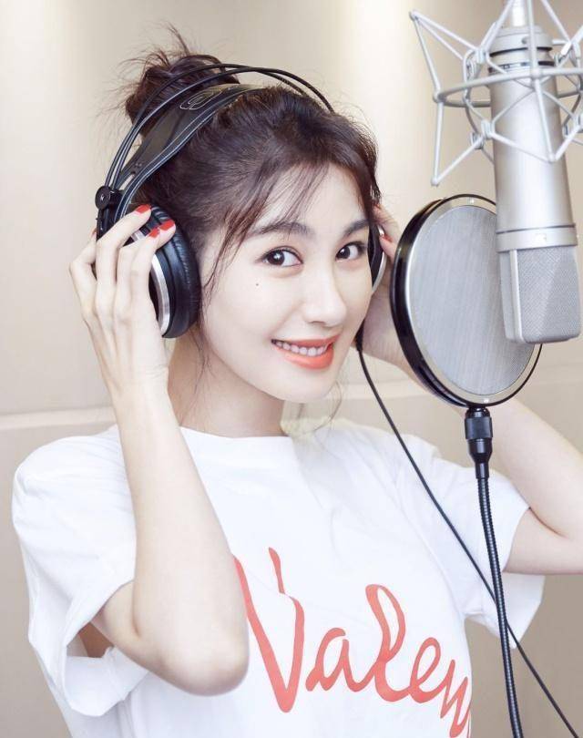 李菲儿不秀"柯基臀"了,碎花上衣配短裙清新时尚,长腿更吸睛!