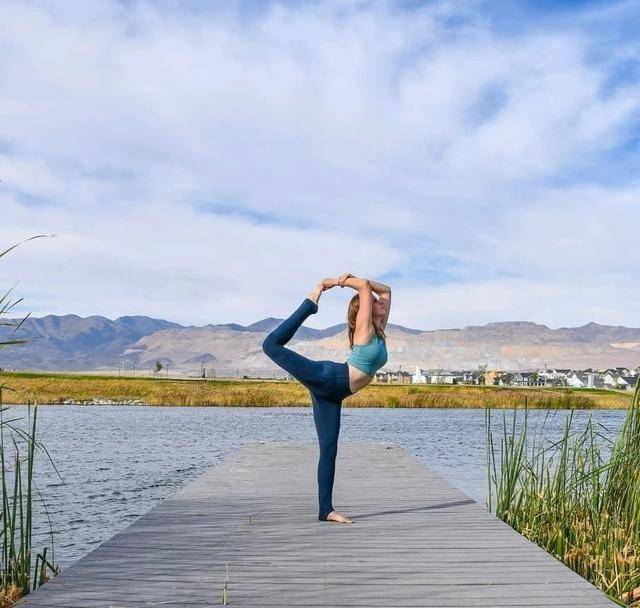 182cm世姐张梓琳现身,一袭黑裙太优雅,穿平底鞋也能秀长腿_瑜伽_好