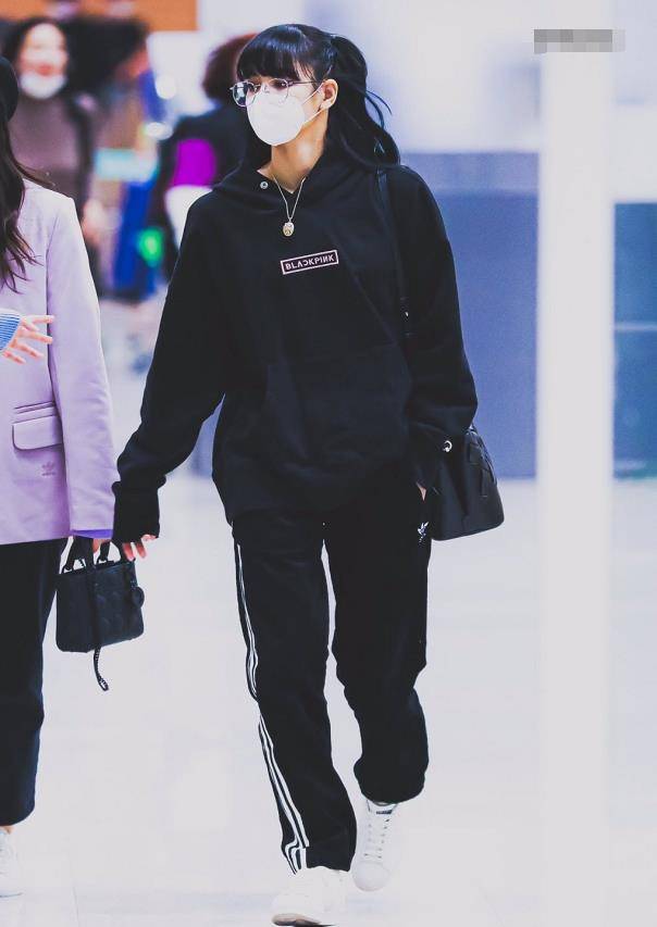 lisa的腿有多直过膝长袜也能穿出无痕感这腿型谁不羡慕