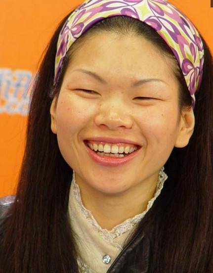 长得丑外加一双丹凤眼,嫁法国老公被浪漫8年,今37岁气场很大_吕燕