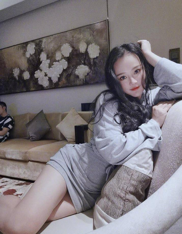 冉莹颖这身材就别难为自己了,t恤穿得这么紧,勒出曲线挺迷人_显得