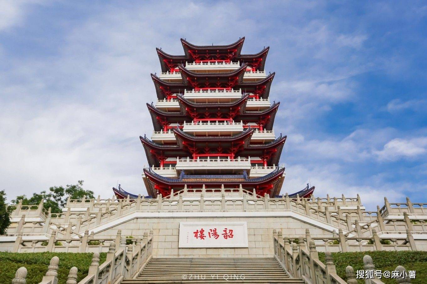 广东韶关有一座塔楼，是粤北第一楼，建成于唐朝延续了上千年