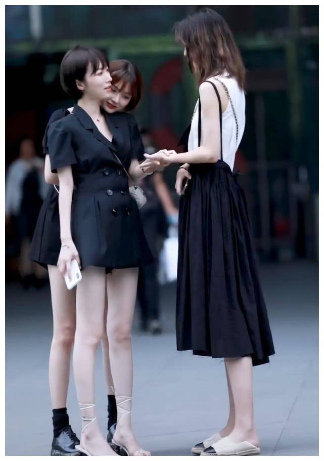 三人行比腿长,高跟鞋砖头鞋都不敌她2cm无跟鞋,踩就对了!