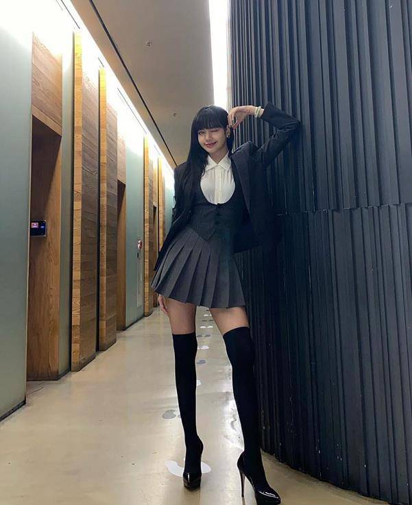 lisa的腿有多直?