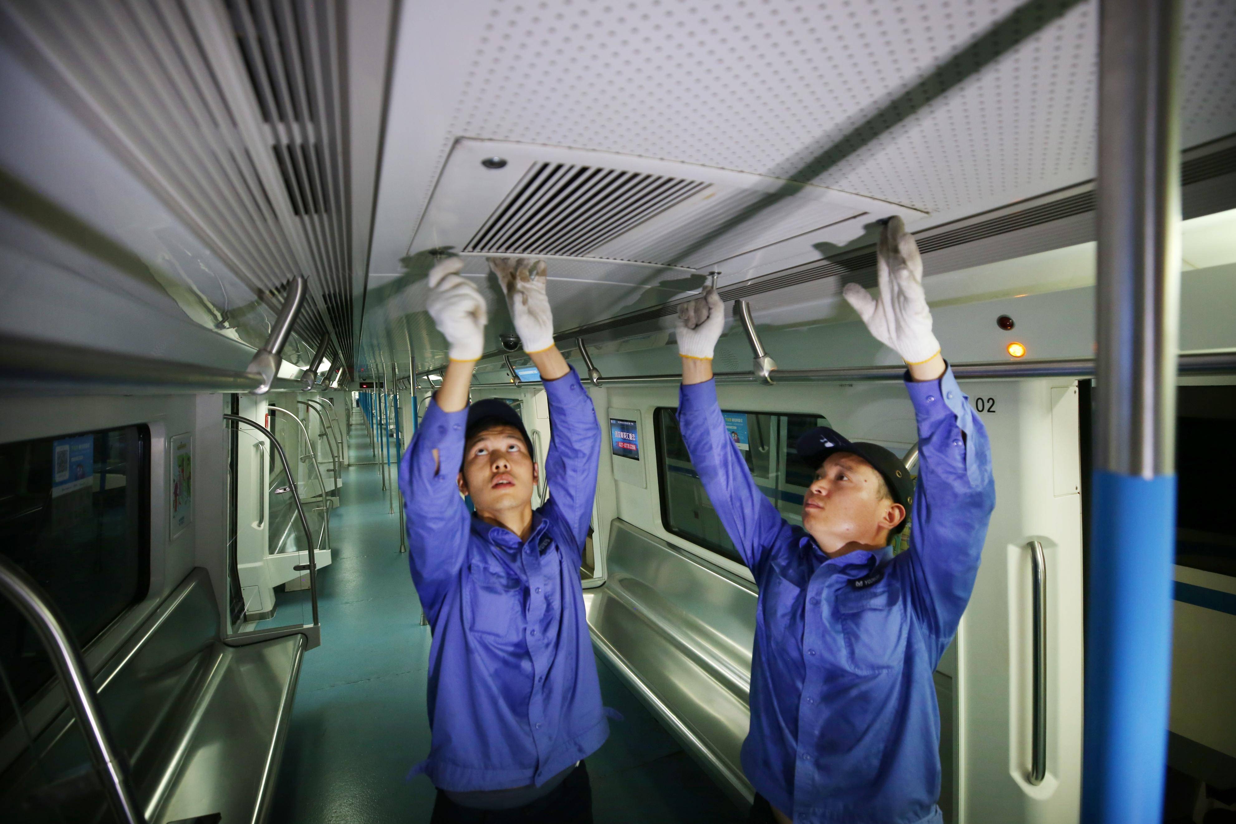 地铁列车检修员为了列车冷风正常输送