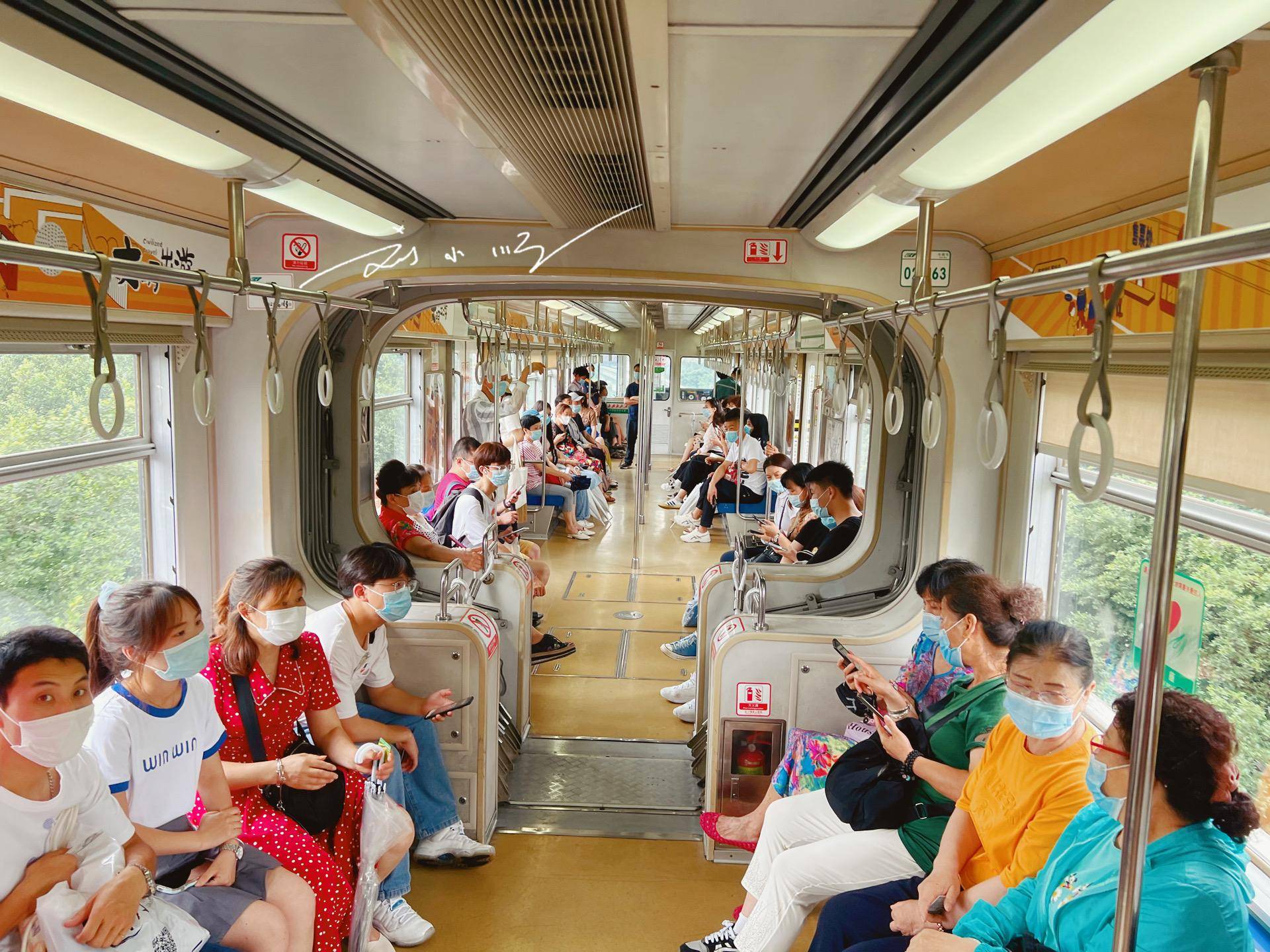 重庆“最火”轻轨站，游客都抢着来拍照，重庆本地人：不能理解
