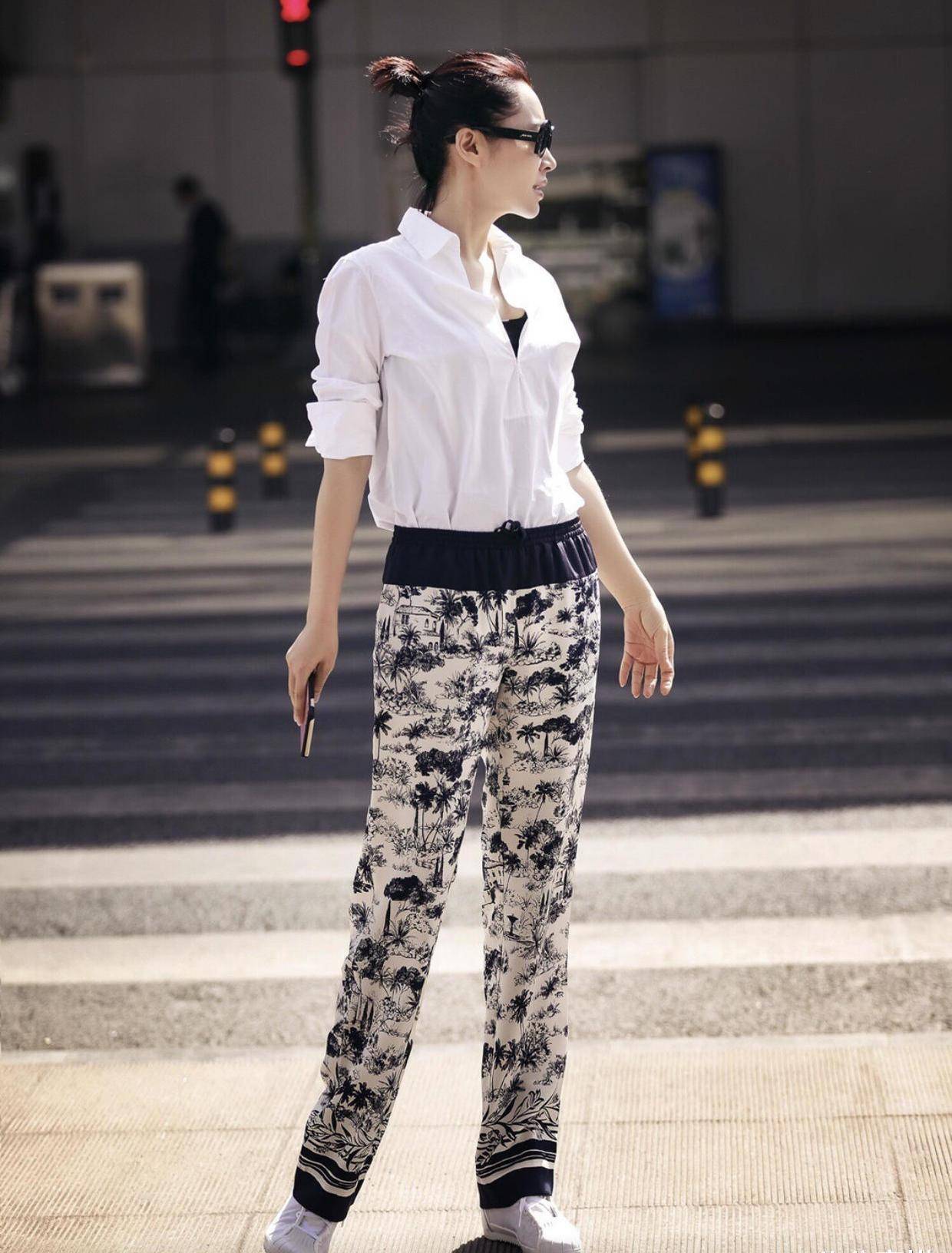 原创51岁许晴不会老吗白色上衣搭配印花裤时髦洋气看着顶多30岁