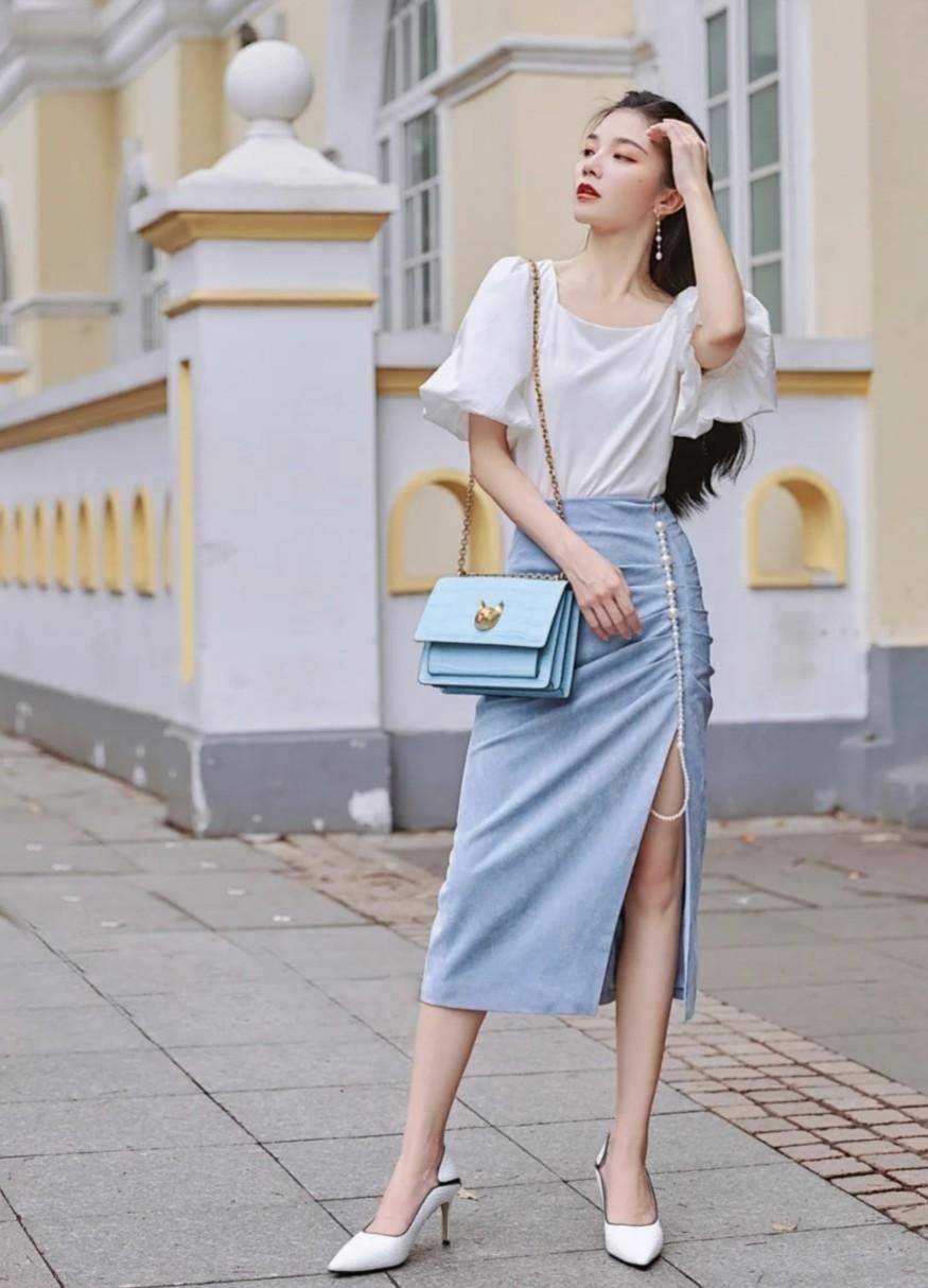 大方又直观的提高腰部的水平位置,缩短上半身的比例,下身可以搭配长款